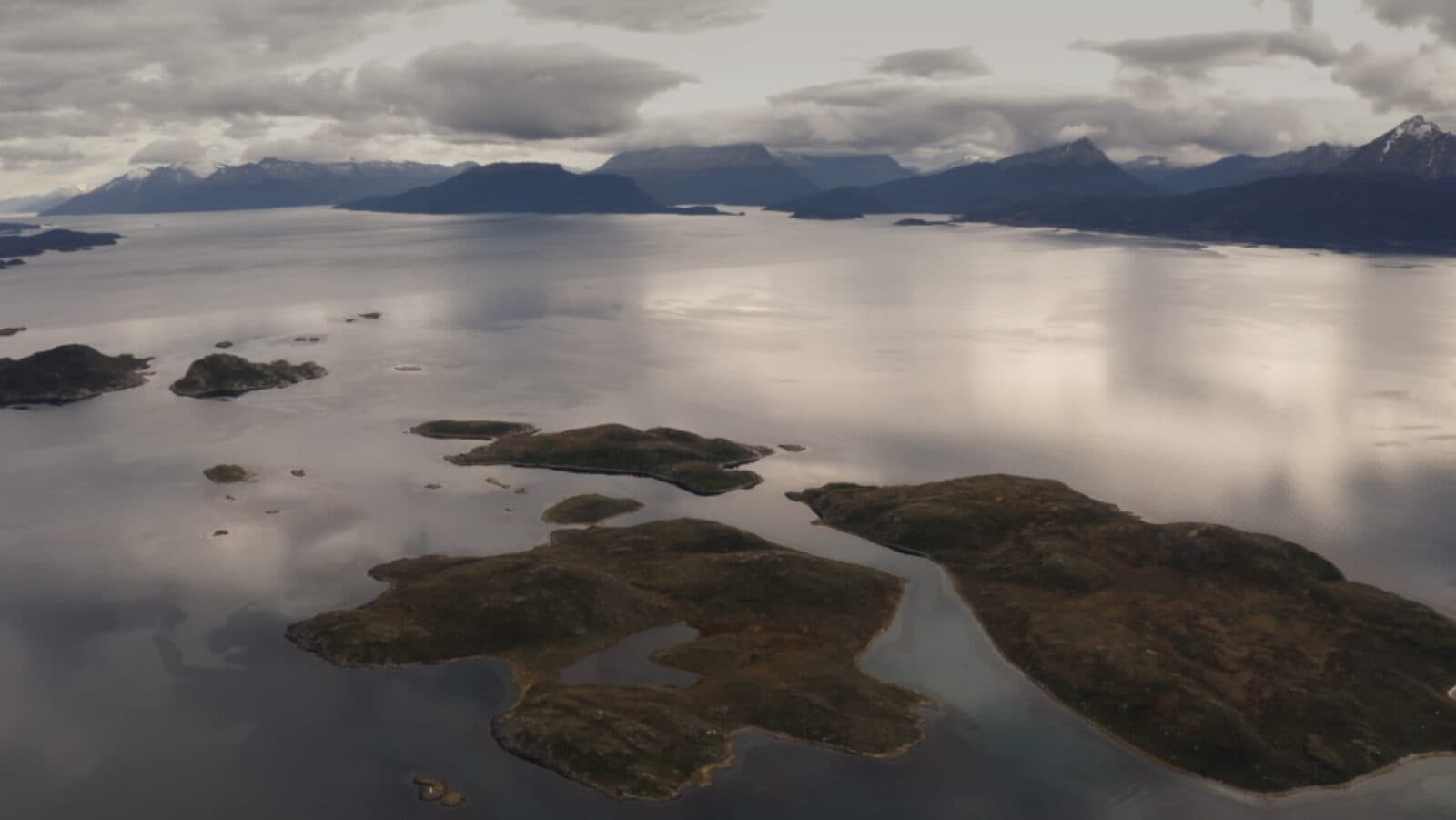 Vista del canal Beagle, el ecosistema marino más conectado con el entorno terrestre.
